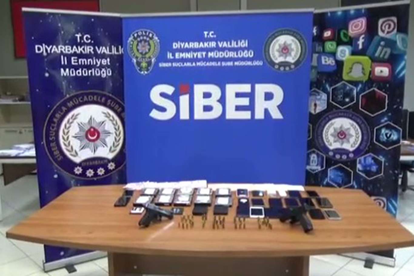 Diyarbakır'da bahis operasyonu: 17 şüpheli yakalandı Diyarbakır'da bahis operasyonu: 17 şüpheli yakalandı